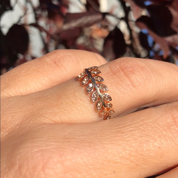 🎉Host Pick🎉Rose gold feather ring - Picture 3 of 5